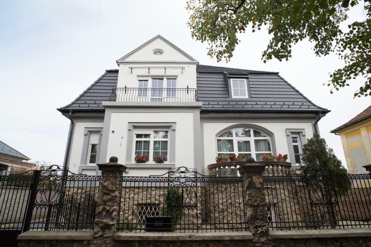 Deakvilla37 Apartman Eger Exteriör bild