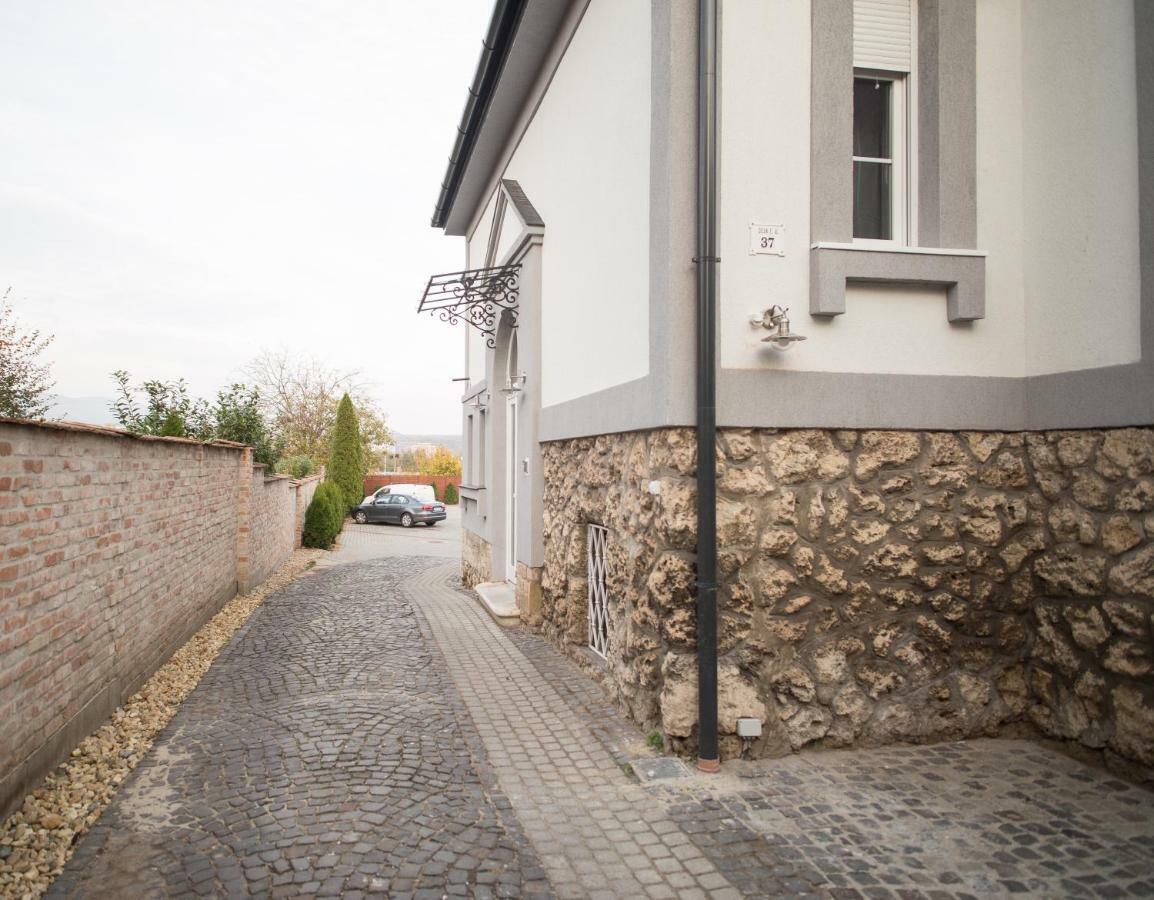 Deakvilla37 Apartman Eger Exteriör bild