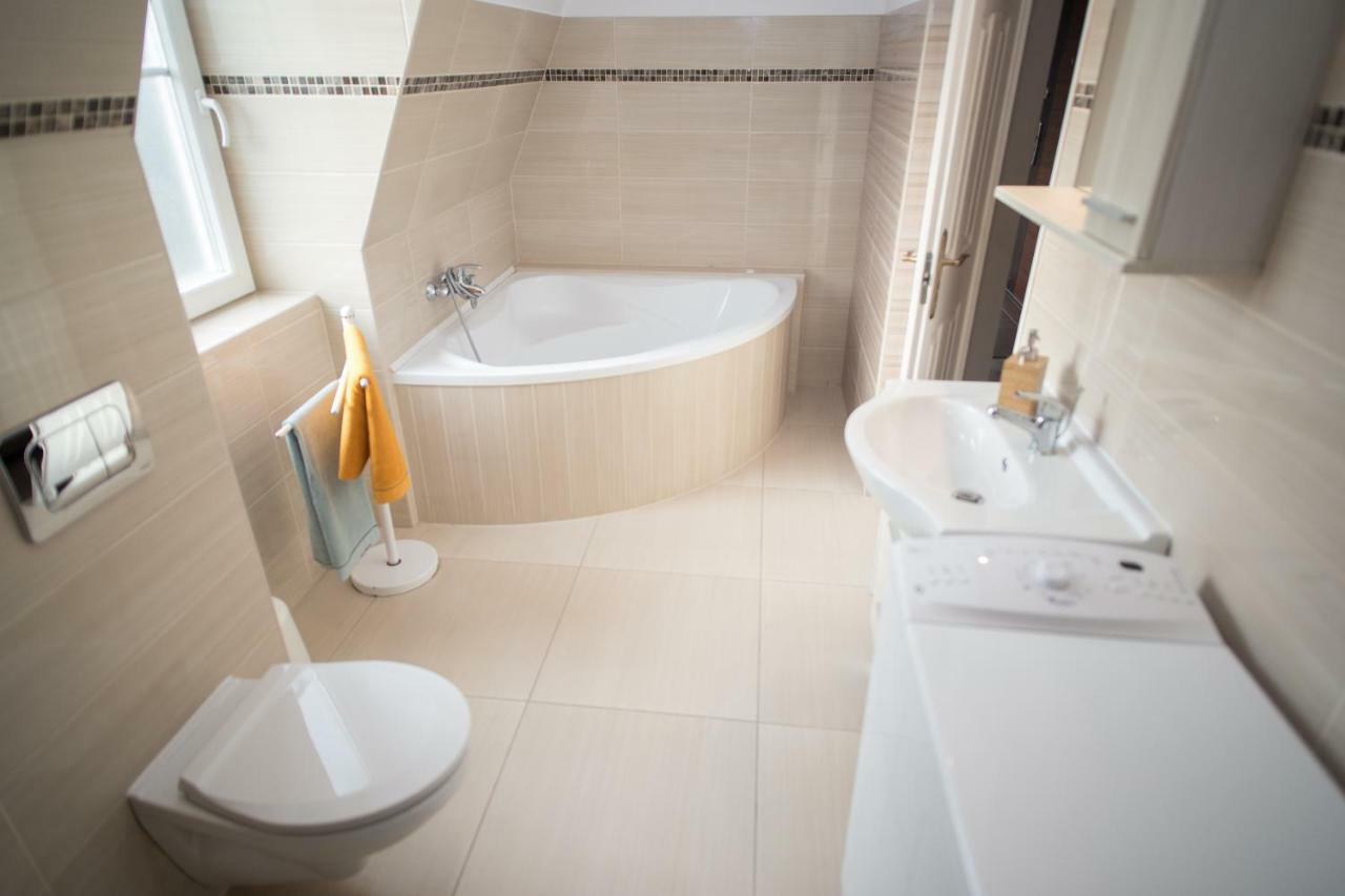 Deakvilla37 Apartman Eger Exteriör bild