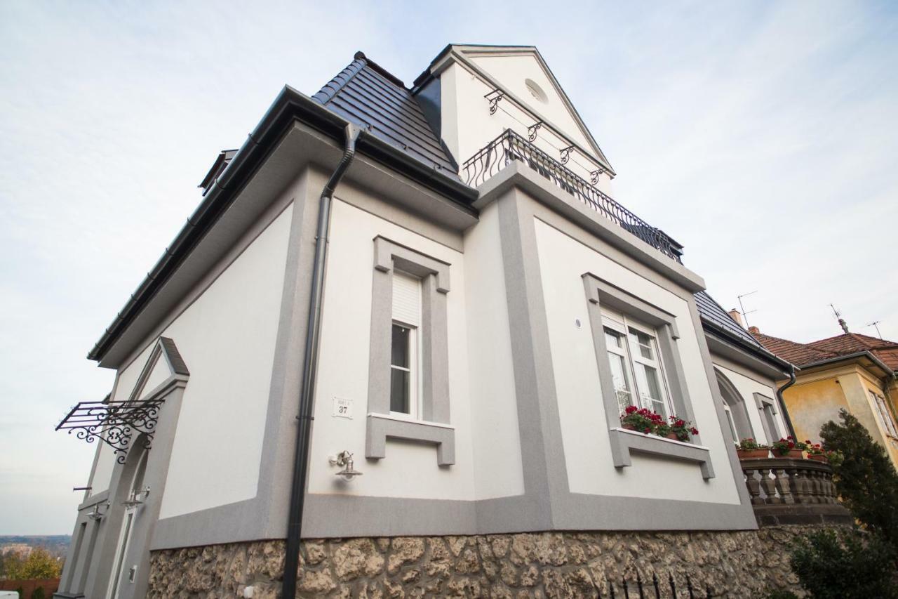 Deakvilla37 Apartman Eger Exteriör bild